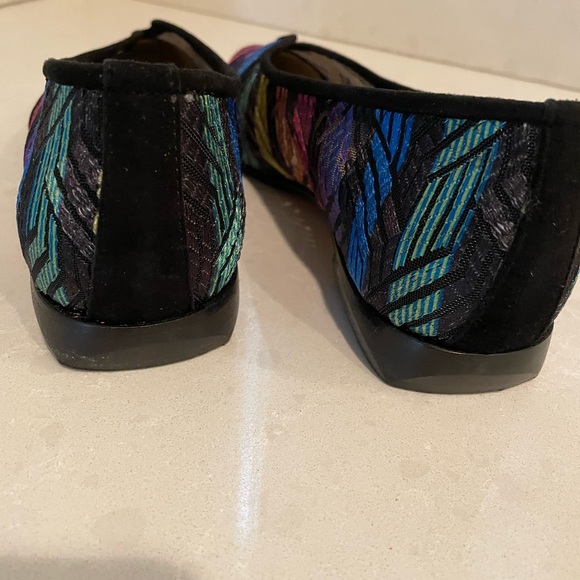 Stunning multicolored embroidered mesh flat - Picture 4 of 7